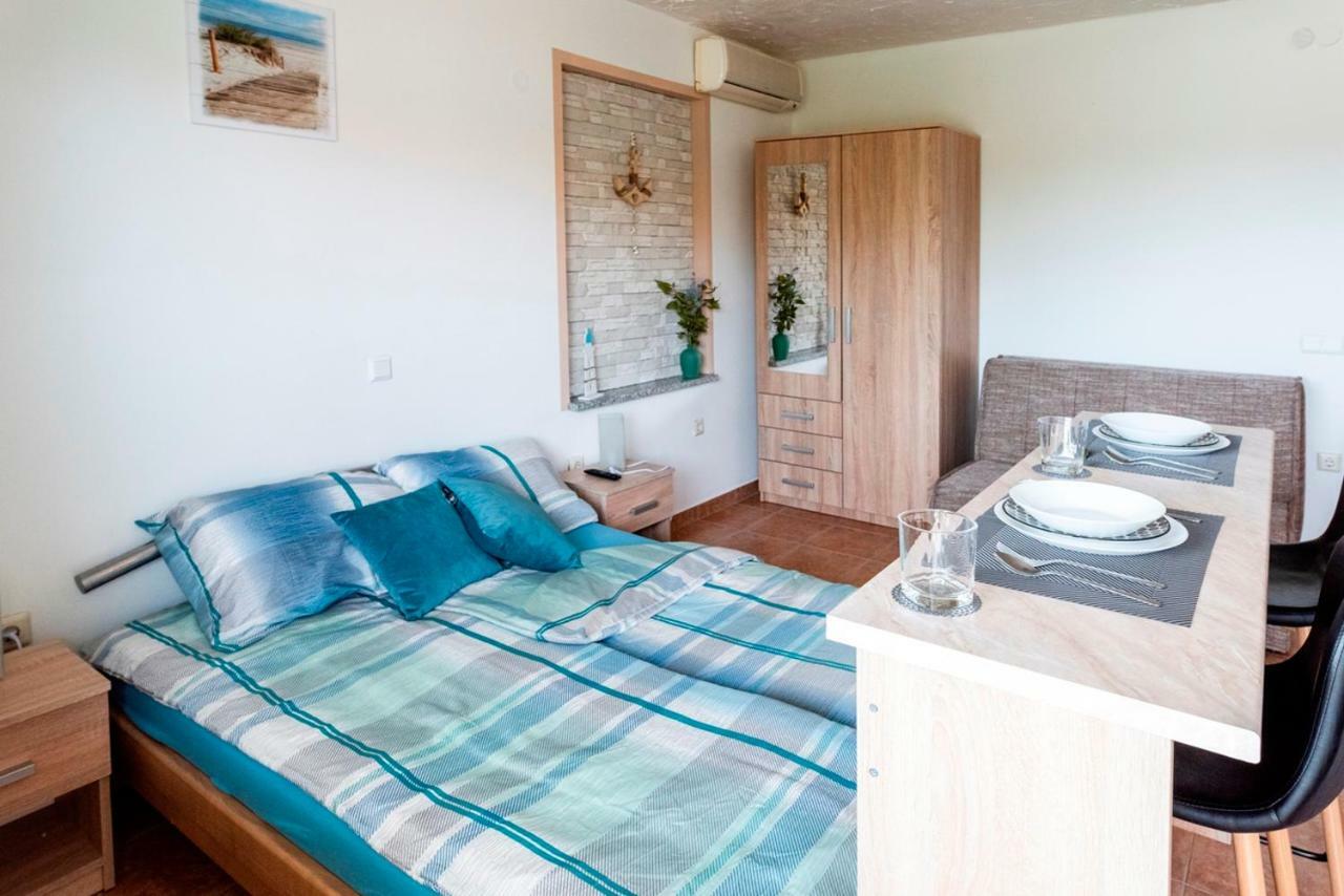 Lavanda Apartments&Studios Pinezići Buitenkant foto